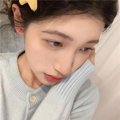 9顶假发的女孩封面